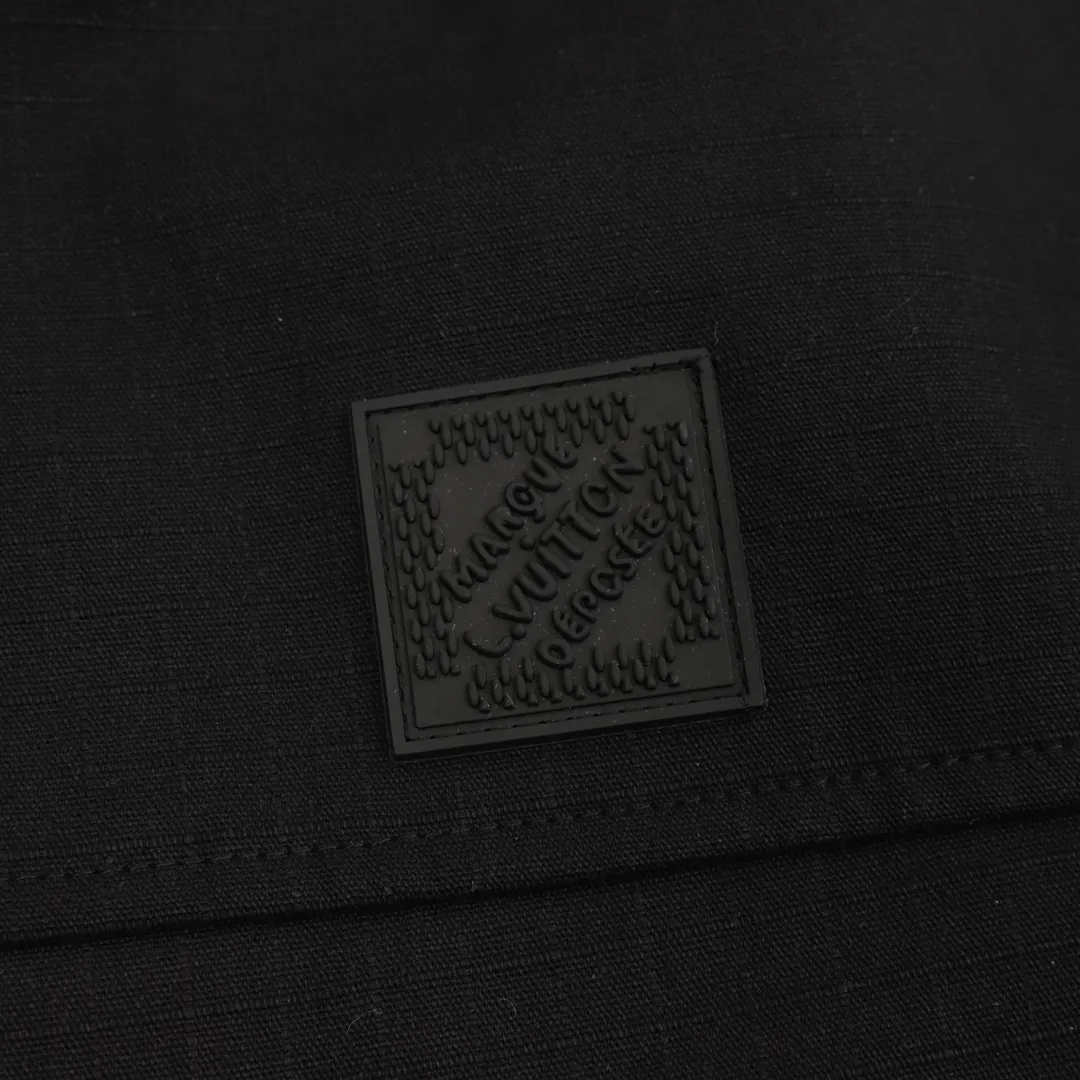 🅿️570 Louis Vuitton/Louis Vuitton presbyopic embossed work pocket windbreaker zippered cotton jacket. Purchase the original version and have it printed immediately. The fabric is a custom densely spun technical fabric with a dark grained pattern, and the upper body is silky and breathable. Infrared positioning cutting, workwear-style windbreaker design, the upper body is invincible and versatile. All details are customized and developed, and all hardware and accessories are restored to ZP. Size：XS-L